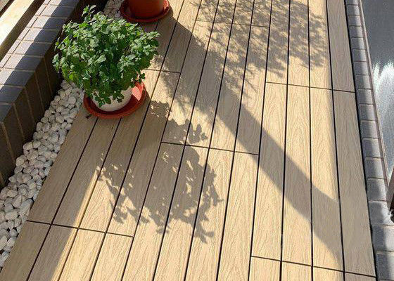 Un bon prix. Carreaux de revêtement de sol en bois plastique composite avec une structure solide en ligne