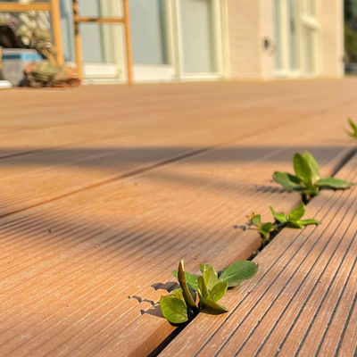 Un bon prix. Panneau de revêtement de sol en WPC résidentiel Panneau de revêtement de sol composite en bois en PVC CE en ligne