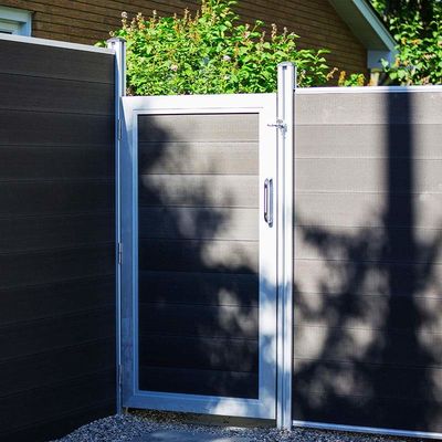 Un bon prix. Panneau de porte en WPC à l'épreuve de la rouille en WPC en PVC résistant aux intempéries en ligne