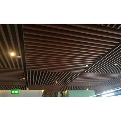 Un bon prix. Le plafond en PVC est constitué de panneaux de plafond en WPC en bois et en plastique. en ligne