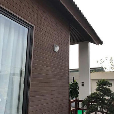 Un bon prix. Panneau de revêtement murale intérieur en WPC commercial composite en bois plastique en ligne