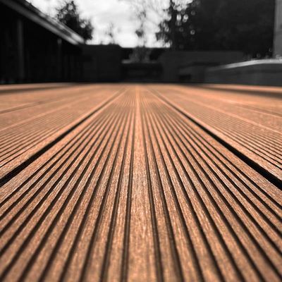Un bon prix. Panneaux de revêtement de sol en WPC personnalisés Matériau composite imperméable à l'eau pour l'extérieur en ligne