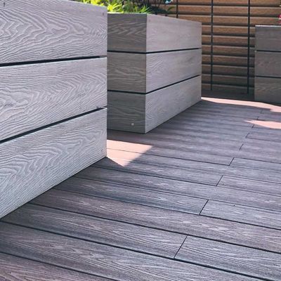 Un bon prix. Balcon étanche à l'eau Tableaux de revêtement de sol en composite extérieur Profil creux en WPC en ligne