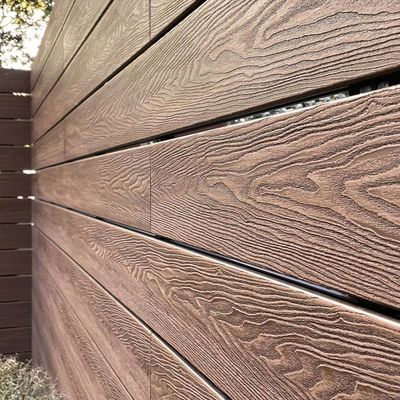 Un bon prix. Fabrique de revêtements de sol en bois plastique composite en ligne
