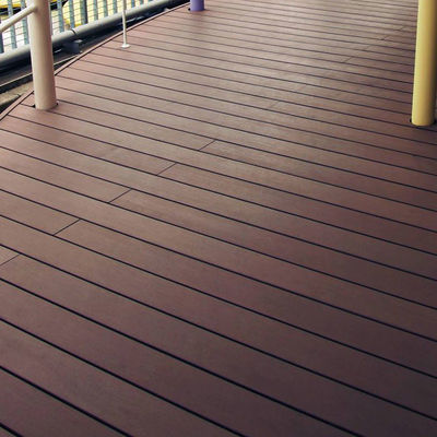 Un bon prix. Facile d'installation de revêtement de sol en WPC à l' intérieur en ligne
