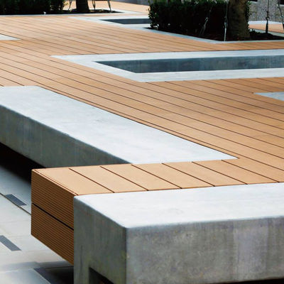 Un bon prix. Type de revêtement de sol en bois plastique WPC en ligne