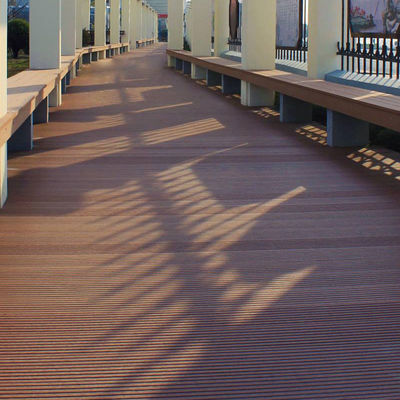Un bon prix. Plancher étanche en WPC extrudé, revêtement de sol composite extérieur/intérieur en ligne