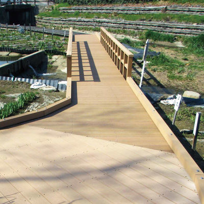 Un bon prix. Décoration de plancher en WPC conçue sur mesure Décoration de plancher composite en bois plastique en ligne