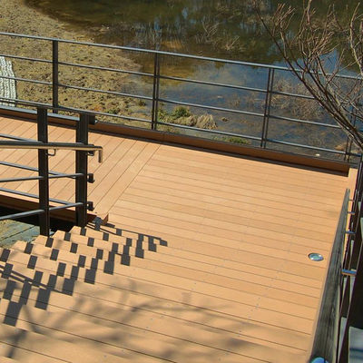 Un bon prix. Plancher en WPC extérieur extrudé en ligne