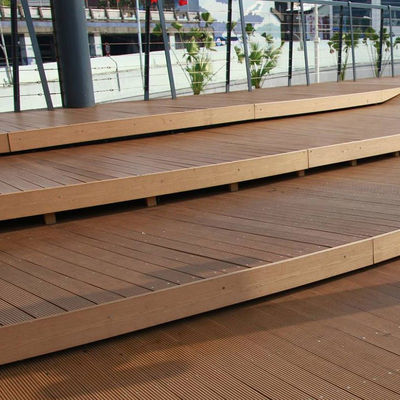 Un bon prix. Plancher composite en bois plastique extérieur extrudé en WPC imperméable en ligne