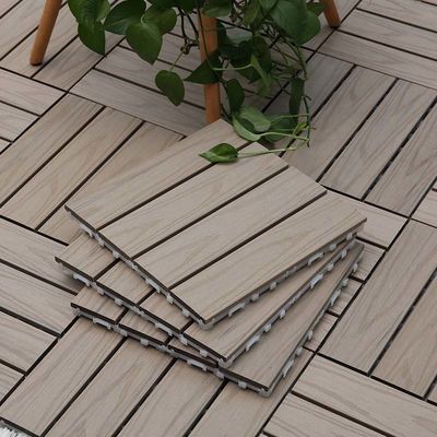 Un bon prix. Des carreaux de terrasse en bois interlignes personnalisés en ligne
