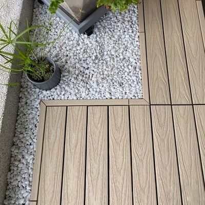 Un bon prix. Carreaux de terrasse en bois d'extérieur en ligne