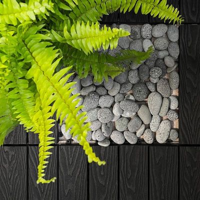 Un bon prix. Carreaux de terrasse en bois composite en bois dur entrelacés en ligne