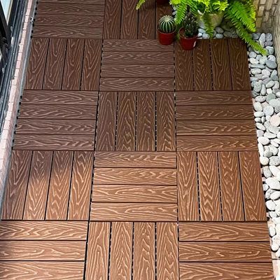 Un bon prix. Coupez ensemble les carreaux de plancher en bois en ligne
