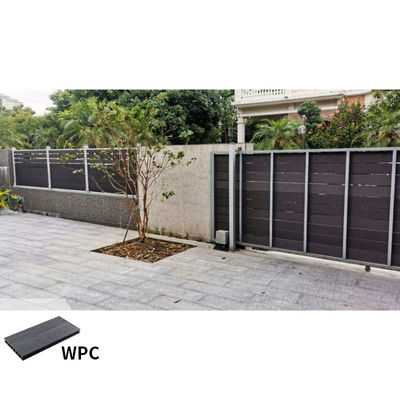 Un bon prix. Portes de panneaux commerciaux en WPC en bois en plastique composite en ligne