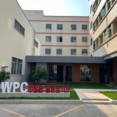 Un bon prix. Le revêtement de mur en bois plastique WPC personnalisé en ligne