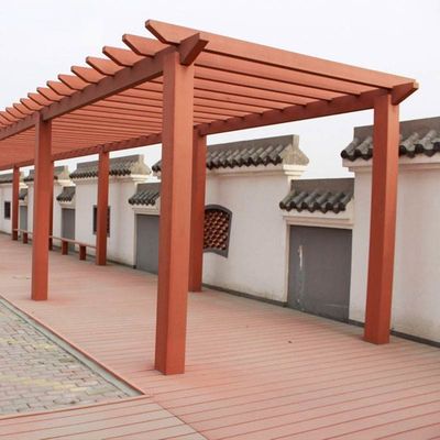 Un bon prix. Pergola en WPC moderne avec planche de terrassement composite légère en ligne