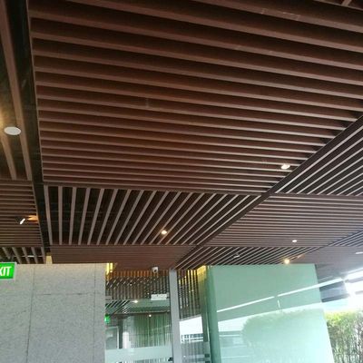 Un bon prix. Panneau de plafond en PVC résidentiel WPC isolation acoustique résistant aux intempéries en ligne