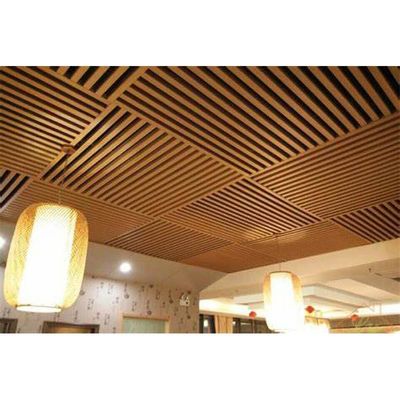 Un bon prix. Panneau de plafond en WPC personnalisé en ligne